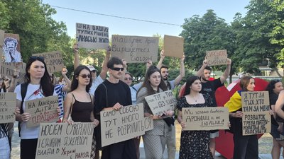 миколаївці зібрались на акцію протесту проти відставки міністра оборони Федорова