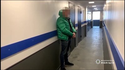 Заманювали та шантажували. В Одесі затримали групу людей, які видавали себе за копів Заманювали та шантажували. В Одесі затримали групу людей, які видавали себе за копів