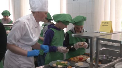 Дітей-сиріт навчають готувати бутерброди з ковбасою Дітей-сиріт навчають готувати бутерброди з ковбасою