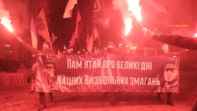 До Дня пам'яті героїв Крут вулицями Чернівців пройшли смолоскипною ходою
