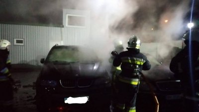 На околиці Рівного підпалили два авто