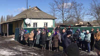 Люди зібралися на прощання з бійцем Люди зібралися на прощання з бійцем