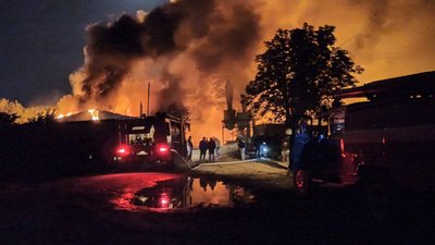 На Харківщині горіли два деревообробних підприємства: гасили усю ніч На Харківщині горіли два деревообробних підприємства: гасили усю ніч