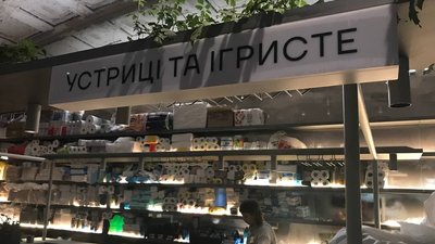 "Людей приходить сотні, тисячі". Як працює гуманітарний центр в Одеському ринку їжі