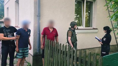 Прикарпатські поліцейські затримали чоловіка з гранатою