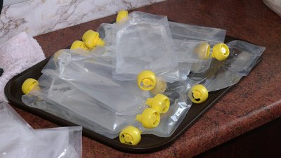 У Рівному волонтерки на домашній кухні виготовляють хімічні грілки для ЗСУ У Рівному волонтерки на домашній кухні виготовляють хімічні грілки для ЗСУ