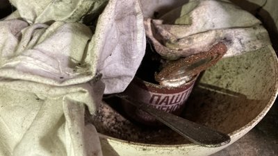 Купа сміття та знаряддя тортур: як виглядає катівня в Пісках-Радьківських на Харківщині Купа сміття та знаряддя тортур: як виглядає катівня в Пісках-Радьківських на Харківщині