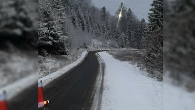 Дороги на Закарпатті розчищають спецтехнікою від снігу і посипають протиожеледною сумішшю Дороги на Закарпатті розчищають спецтехнікою від снігу і посипають протиожеледною сумішшю