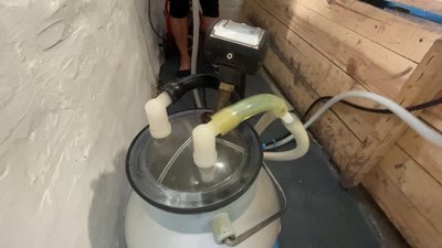 Пристрій для доїння кіз, який фермер з Прилуччини зробив своїми руками Пристрій для доїння кіз, який фермер з Прилуччини зробив своїми руками