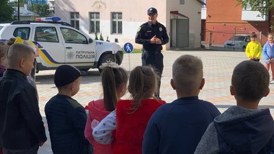 У Тернополі патрульні поліцейські провели урок для школярів У Тернополі патрульні поліцейські провели урок для школярів