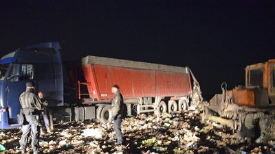 На Житомирщині затримали три вантажівки з львівським сміттям