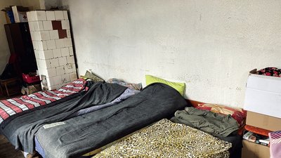 "Їжею і дровами на зиму вже запаслися". Як на Закарпатті працює безкоштовний хостел для переселенців