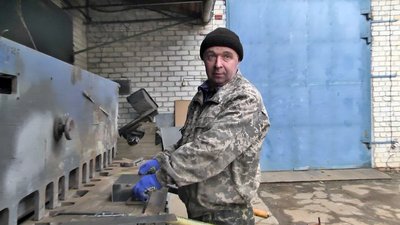 У Луцьку волонтери майструють бездимні мінібуржуйки для армії У Луцьку волонтери майструють бездимні мінібуржуйки для армії