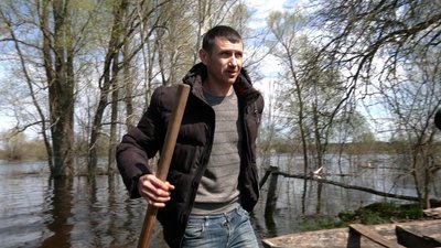 Затопило всі дороги: як жителі прикордонного села, що на Чернігівщині, на човнах добираються на роботу Затопило всі дороги: як жителі прикордонного села, що на Чернігівщині, на човнах добираються на роботу