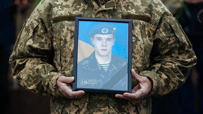 Проводжали на колінах: на Дніпропетровщині попрощались з командиром розвідгрупи В’ячеславом Дімовим