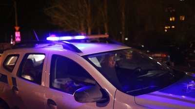 Поліцейський за кермом машини