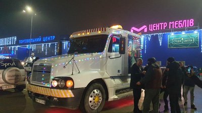У Вінниці засіяла ялинка з автівок У Вінниці засіяла ялинка з автівок