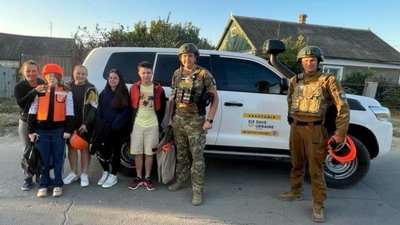 З Херсона та Комишан поліція евакуювала три родини з дітьми З Херсона та Комишан поліція евакуювала три родини з дітьми