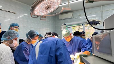 Медики проводять операцію
