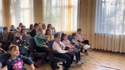 Вистава для дітей. Миколаївські студенти зіграли казкових персонажів у евакуаційному центрі Вистава для дітей. Миколаївські студенти зіграли казкових персонажів у евакуаційному центрі
