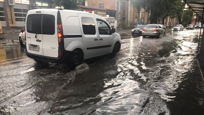 В Одесі злива затопила дві вулиці, їх перекрили В Одесі злива затопила дві вулиці, їх перекрили