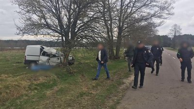 На Волині нетверезий водій врізався у дерево. Загинула людина На Волині нетверезий водій врізався у дерево. Загинула людина