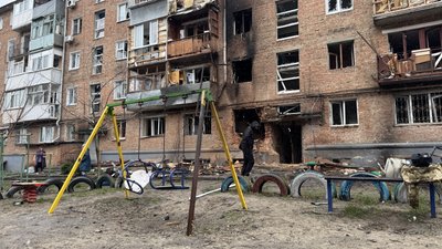 Наслідки удару по будинку в Сумах 10 квітня