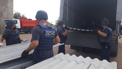 Кропивницькі рятувальники проводять відновлювальні роботи на Донеччині Кропивницькі рятувальники проводять відновлювальні роботи на Донеччині