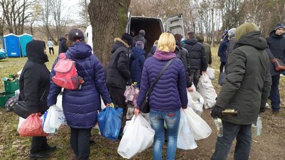 Для оборони міста кропивничани виготовляють "коктейлі Молотова" Для оборони міста кропивничани виготовляють "коктейлі Молотова"