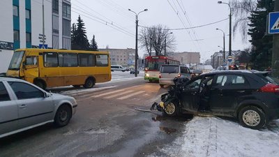 Виїхав на зустрічну: у Рівному зіткнулись маршрутка і таксі, травмувався водій