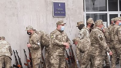 Захоплення будівлі адміністрації: в центрі Сум проходять військові навчання