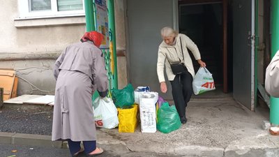Вареники, консерви та цигарки-самокрутки: у Тернополі волонтери "Бункер С" щодня допомагають бійцям Вареники, консерви та цигарки-самокрутки: у Тернополі волонтери "Бункер С" щодня допомагають бійцям