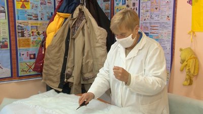 Теплі речі та сітки військовим збирають волонтерки черкаського комітету Теплі речі та сітки військовим збирають волонтерки черкаського комітету