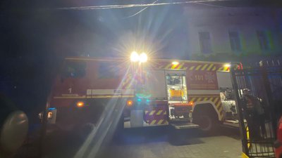 У центрі Тернополя на будівлі загорівся комин У центрі Тернополя на будівлі загорівся комин