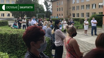 Мітинг проти закриття школи-інтернату: у Великому Березному зібрались близько 50 людей Мітинг проти закриття школи-інтернату: у Великому Березному зібрались близько 50 людей