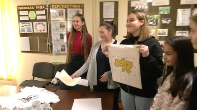 Екосумки, футболки, чашки: на Рівненщині школярі роблять практичні речі з патріотичними принтами