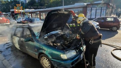 У Харкові під час руху загорілася автівка — водій встиг вистрибнути У Харкові під час руху загорілася автівка — водій встиг вистрибнути