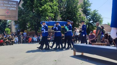 Назавжди 22: на Черкащині поховали нацгвардійця, якого збив суддя на блокпосту при в'їзді в Київ Назавжди 22: на Черкащині поховали нацгвардійця, якого збив суддя на блокпосту при в'їзді в Київ