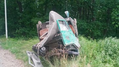 У селі на Буковині перекинулась вантажівка — травмувався пасажир