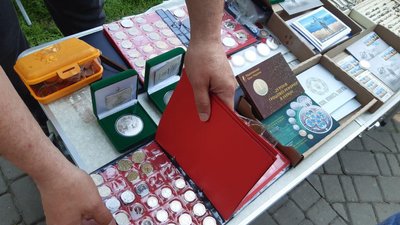 На початку парку торгують монетами та антикваріатом. На початку парку торгують монетами та антикваріатом.