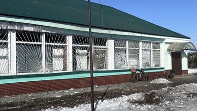 Атака на Семенівку: поранені чоловік та 3 працівниці магазину через атаку по центру міста