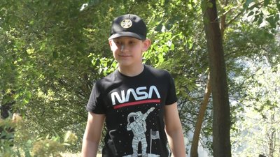 10-річний художник малює війну, а кошти за продані картини перераховує на ЗСУ 10-річний художник малює війну, а кошти за продані картини перераховує на ЗСУ
