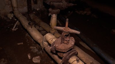 "Як з відра лило". У Франківську жителі багатоповерхівки два роки чекають на заміну мереж у підвалі "Як з відра лило". У Франківську жителі багатоповерхівки два роки чекають на заміну мереж у підвалі