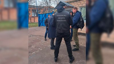 30 тисяч гривень за передачу мобільних телефонів: у Чернігові співробітнику слідчого ізолятора повідомили про підозру 30 тисяч гривень за передачу мобільних телефонів: у Чернігові співробітнику слідчого ізолятора повідомили про підозру