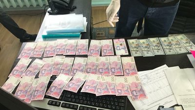 Обіцяв рекламу: на Рівненщині голову ОТГ затримали на хабарі Обіцяв рекламу: на Рівненщині голову ОТГ затримали на хабарі