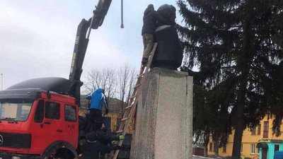 У Ватутіному демонтували памʼятник російському генералу У Ватутіному демонтували памʼятник російському генералу