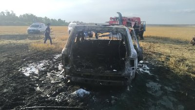 На Харківщині у пшеничному полі згорів автомобіль На Харківщині у пшеничному полі згорів автомобіль