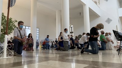 Цілують ікони та порушують дистанцію: у Києві на Трійцю проходять богослужіння Цілують ікони та порушують дистанцію: у Києві на Трійцю проходять богослужіння
