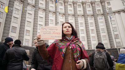 "За ТБ українською". Активісти вимагали під Кабміном виконання закону про мову "За ТБ українською". Активісти вимагали під Кабміном виконання закону про мову