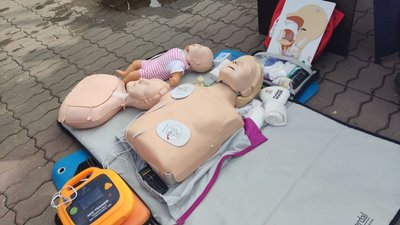 У центрі Івано-Франківська рятувальники навчають як захиститися у разі загрози життю У центрі Івано-Франківська рятувальники навчають як захиститися у разі загрози життю